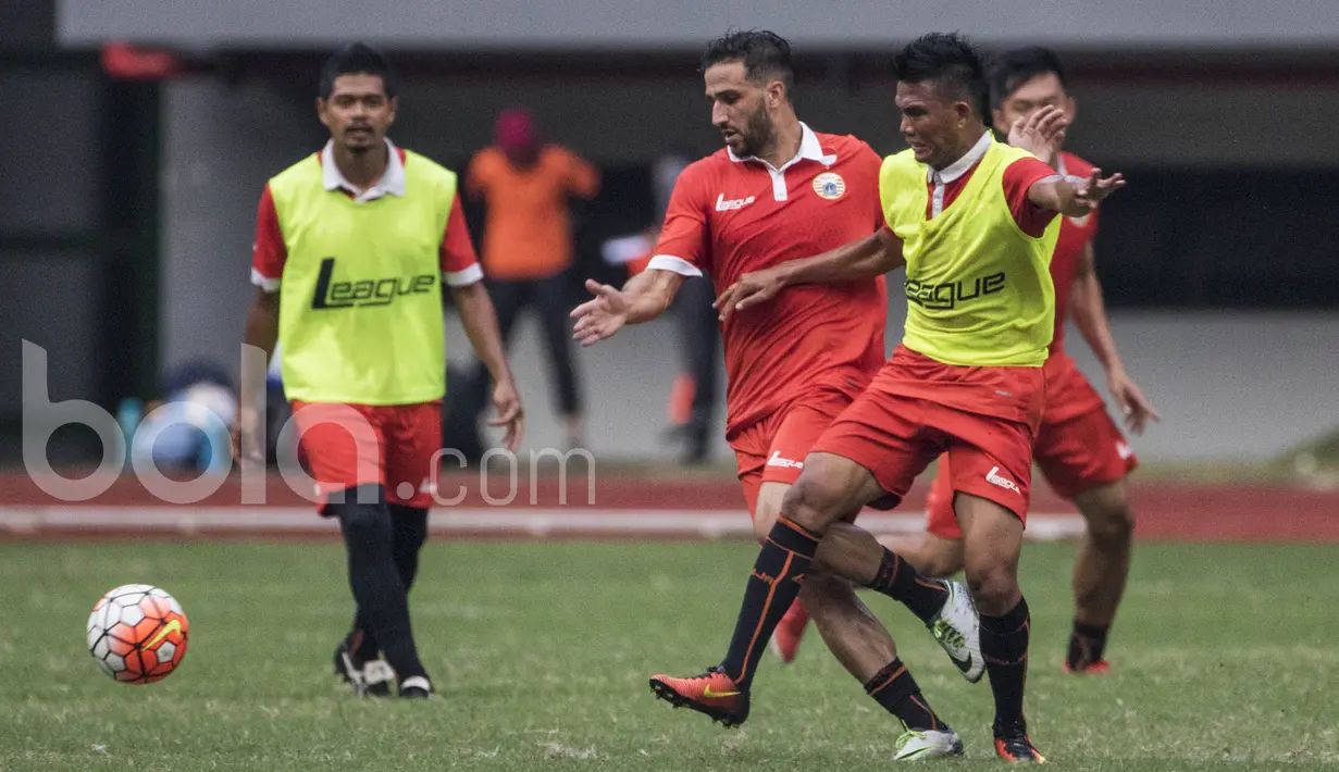 Pemain asing Persija Jakarta, Anmar Almubaraki, berusaha melewati rekannya Hendra Sandi Sute saat latihan. Nasib gelandang keturunan Irak ini di Persija akan ditentukan setelah laga uji coba. (Bola.com/Vitalis Yogi Trisna)
