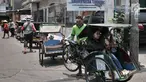 Penarik becak saat mangkal di Shelter Becak Terpadu di kawasan Teluk Gong, Pejagalan, Jakarta, Senin (8/10). Pemerintah Provinsi DKI Jakarta telah mendirikan tiga shelter khusus becak di kawasan Teluk Gong. (Merdeka.com/Iqbal Nugroho)