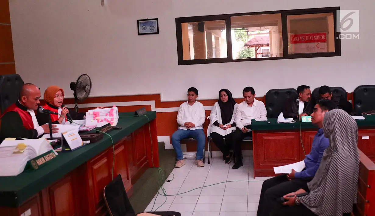 Tiga terdakwa bos First Travel Andika Surachman, Anniesa Hasibuan, dan Siti Nuraidah Hasibuan alias Kiki menjalani sidang lanjutan di Pengadilan Negeri Depok, Jawa Barat, Rabu (21/3). (Liputan6.com/Immanuel Antonius)