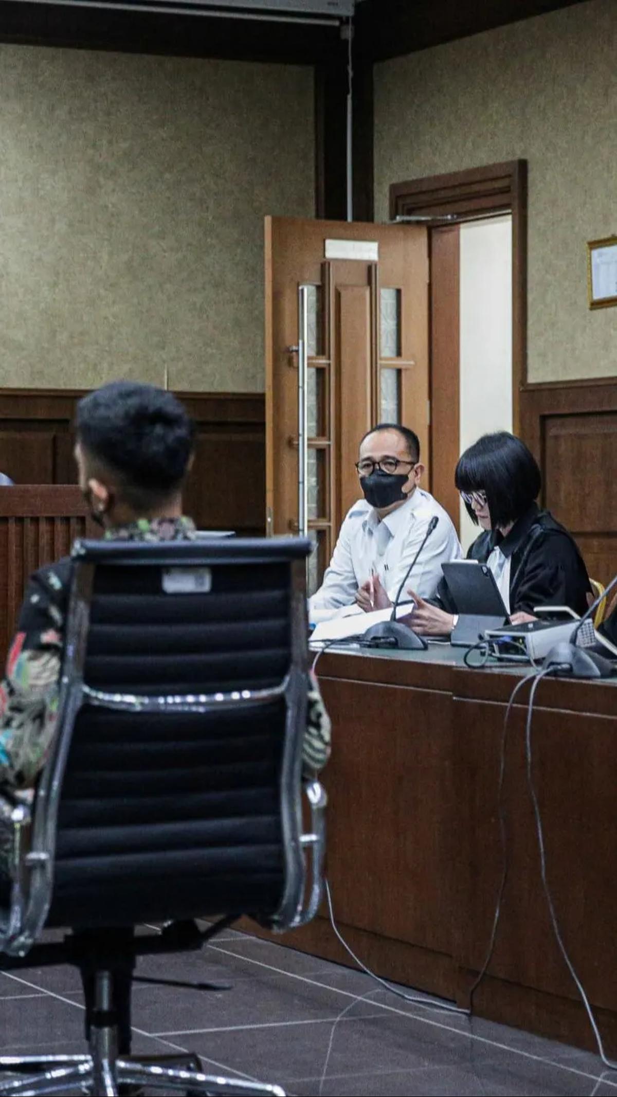 Rafael Alun pun tampak duduk didampingi penasehat hukumnya dan menyimak keterangan yang sampaikan anaknya Mario Dandy.