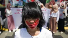 Aktivis Gerakan Perempuan Anti Kekerasan (Gerak Perempuan) di depan Kementerian Pendidikan dan Kebudayaan (Kemdikbud), Jakarta, Senin (10/2/2020). Dalam aksinya, mereka menuntut Mendikbud Nadiem Makarim untuk memecat dosen pelaku kekerasan seksual. (Liputan6.com/Faizal Fanani)