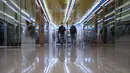 Seorang pria berjalan di mal kosong yang biasanya dipenuhi pembeli di Causeway Bay, sebuah distrik perbelanjaan terkenal di Hong Kong pada 10 Maret 2022. COVID-19 membuat jalan-jalan perbelanjaan yang sibuk dan distrik perkantoran jauh lebih kosong dari sebelumnya. (AP Photo/Vincent Yu)