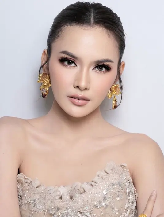 Cantiknya Mahalini Raharja dengan makeup flawless bernuansa nude dan area mata yang dipertajam. [Foto: Instagram/dhirmanputra]