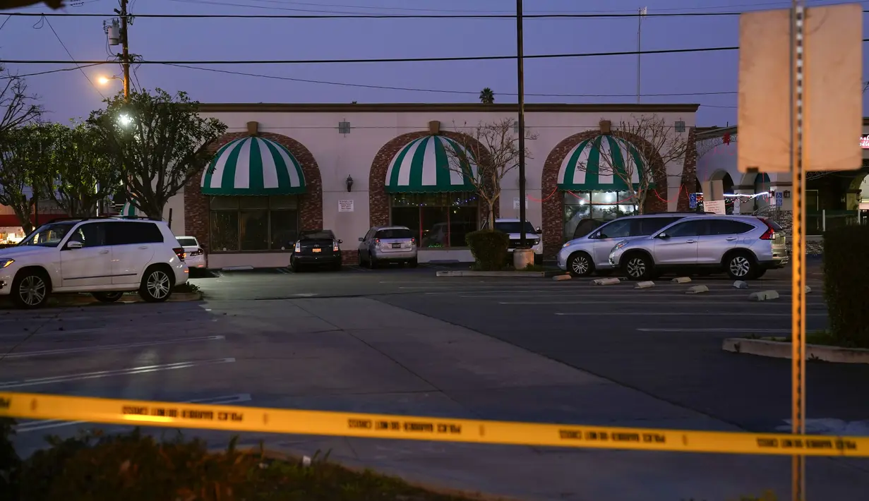 Polisi menutup Star Dance Studio usai terjadi penembakan di Monterey Park, California, Minggu, 22 Januari 2023. Huu Can Tran diduga menembak mati 10 orang dan melukai sedikitnya 10 orang lainnya di sebuah 'ballroom' di Los Angeles, saat warga merayakan Tahun Baru Imlek. (AFP/Jae C. Hong)