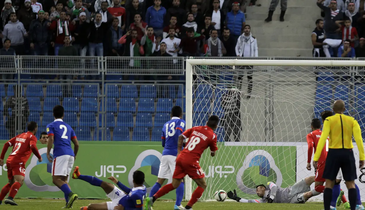 Kiper Malaysia, Khairul Fahmi, kebobolan saat melawan Palestina pada laga Kualifikasi Piala Dunia 2018 di Yordania, Kamis (12/11/2015). Sepak bola Malaysia kini sedang berada pada masa sulit. (AFP/Khalil Mazraawi)