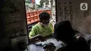 Petugas mendata sampah sungai yang diangkut saat tiba di TPSS Perintis Kemerdekaan, Jakarta, Selasa (16/2/2021). Selama musim hujan, volume sampah yang diangkut dari sungai di Jakarta meningkat hingga 600 meter kubik per hari. (merdeka.com/Iqbal S. Nugroho)