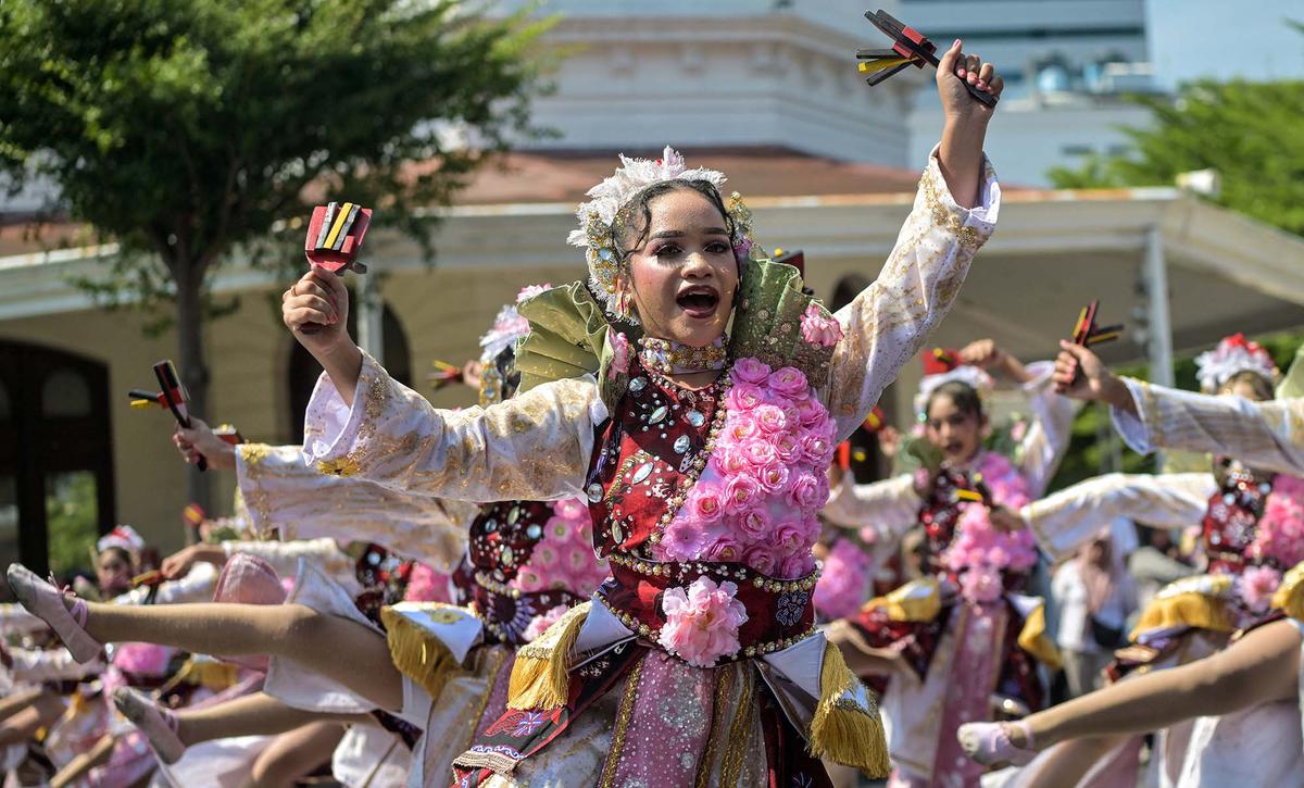 Ratusan Penari Semarakkan Festival Remo Yosakoi di Surabaya