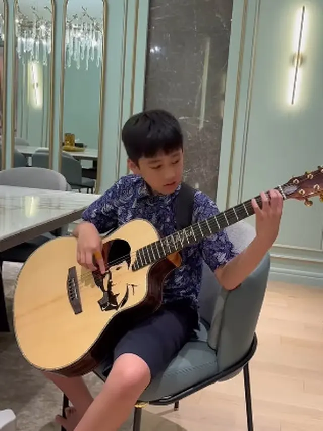 Rafathar Belajar Gitar