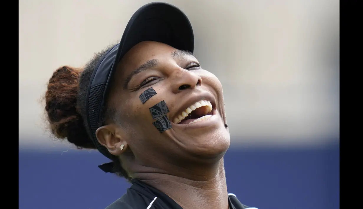 Pemain Amerika Serikat, Serena Williams tertawa selama sesi latihan menjelang pertandingan melawan petenis ganda putri Sara Sorribes Tormo dari Spanyol dan Marie Bouzkova dari Republik Ceko pada putaran 8 pertandingan tenis ganda putri, yang ia mainkan bersama Ons Jabeur Tunisia pada hari ketiga turnamen tenis Eastbourne International di Eastbourne, Inggris pada 21 Juni 2022. (AFP/Glyn Kirk)