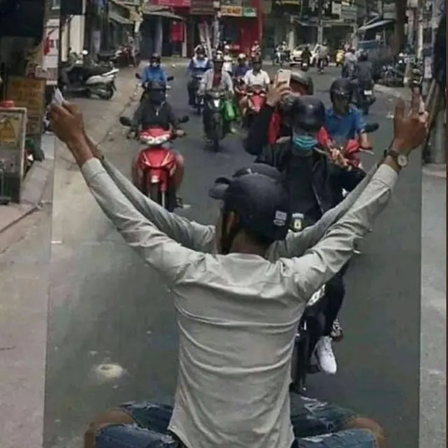 6 Potret Orang Mirror Selfie di Kaca Besar Jalanan Ini Kocak, Eksis dengan Gratis