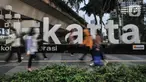 Aktivitas pekerja saat jam pulang kantor di kawasan Sudirman, Jakarta Pusat, Kamis (29/9/2022). Wakil Gubernur DKI Jakarta Ahmad Riza Patria mengungkapkan bakal mendukung pemerintah pusat jika hendak mencabut satus pandemi Covid-19 menjadi endemi dan akan menyesuaikan program-program penunjang kebijakan tersebut. (merdeka.com/Iqbal S Nugroho)