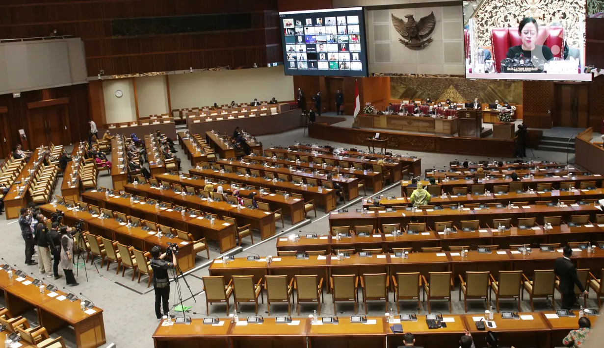 Sejumlah anggota DPR mengikuti Rapat Paripurna ke-23 Masa Persidangan V Tahun Sidang 2021-2022 di Kompleks Parlemen, Senayan, Jakarta, Selasa (24/5/2022). Rapat Paripurna tersebut tentang Penyampaian Ikhtisar Hasil Pemeriksaan Semester (IHPS) II Tahun 2021 serta Penyerahan Laporan Hasil Pemeriksaan (LHP) Semester II Tahun 2021. (Liputan6.com/Angga Yuniar)