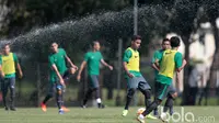 Para pemain Timnas U-22 tengah berlatih di Lapangan Sekolah Pelita Harapan, Karawaci, Jumat (17/3/2017). Timnas U-22 mempersiapkan diri melawan Myanmar pada laga persahabatan 21 Maret 2017. (Bola.com/Nicklas Hanoatubun)