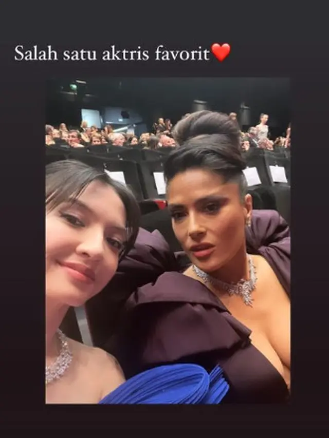 Foto Selfie Raline Shah dan Salma Hayek di screening film Killers of The Flower Moon.