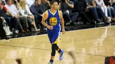 Golden State Warriors guard, Stephen Curry (30) membawa tampil pada laga NBA Playoffs melawan Portland Trail Blazers di Moda Center, Rose Quarter, Portland, (10/5/2016) WIB. (Mandatory Credit: Jaime Valdez-USA TODAY Sports)