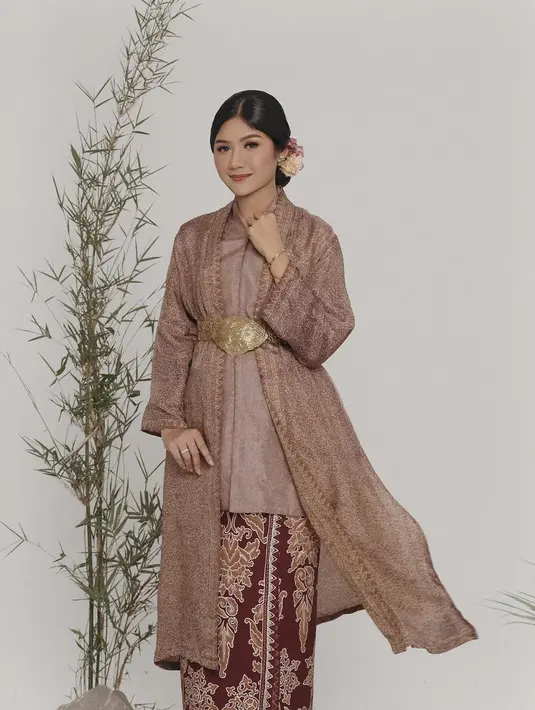 Sementara itu, Erina Gudono pilih tampil ayu dengan busana earth tone dari Era Soekamto. [@erinagudono]