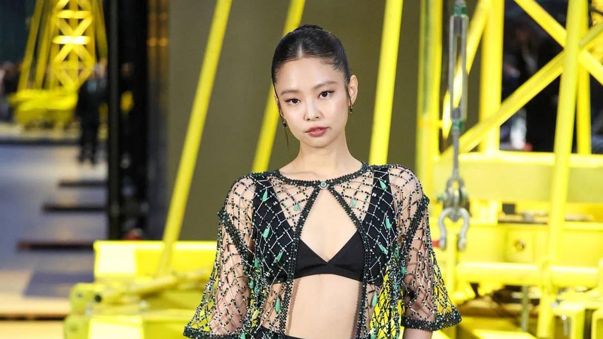 Jennie BLACKPINK Curi Atensi di Chanel Show Paris Fashion Week, Tampil Berani dengan Bra dan Beaded Net Cardigan