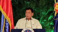 Presiden terpilih Filipina Rodrigo Duterte memberikan pidato usai dilantik di Istana Malacanang di Manila, Filipina, Kamis (30/6). Rodrigo mengatakan akan menerima mandat rakyat itu dengan kerendahan hati. (REUTERS/Erik De Castro)