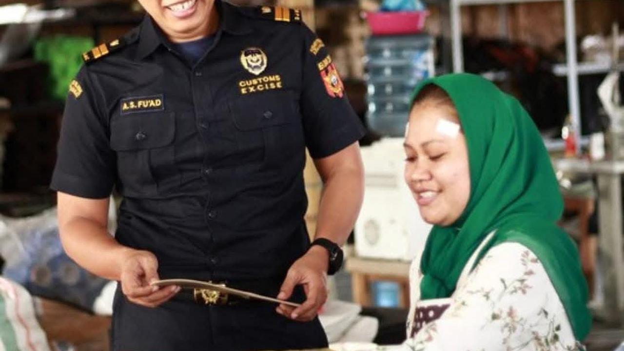 UMKM binaan Bea Cukai Tasikmalaya, PT Mendong Java Woven mengekspor 10.000 pasang sandal berbahan anyaman mendong senilai USD 8.000 ke Thailand