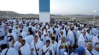 Jemaah haji berdoa di Jabal Rahmah, Padang Arafah, dekat Kota Suci Mekkah, Arab Saudi, 8 Juli 2022. Puncak ibadah haji berlangsung di Padang Arafah. (AP Photo/Amr Nabil)