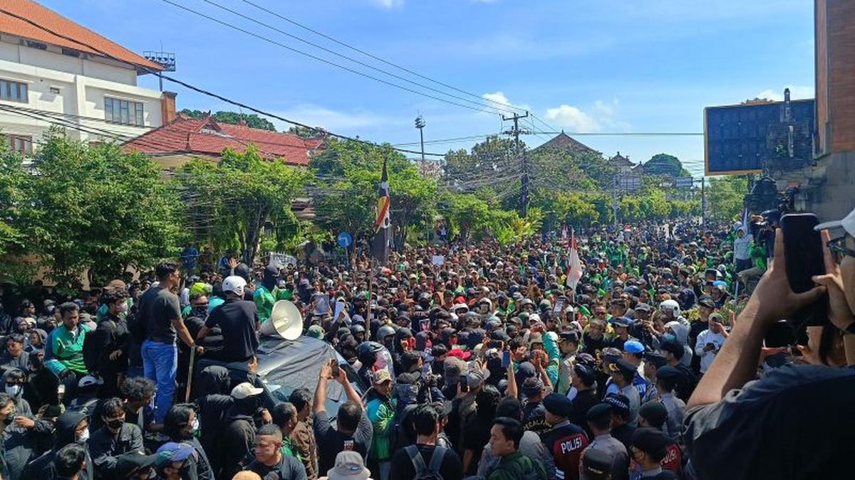 8 Polisi dan 2 Demonstran Terluka Saat Demo Ricuh di Kantor DPRD Denpasar dan Polda Bali