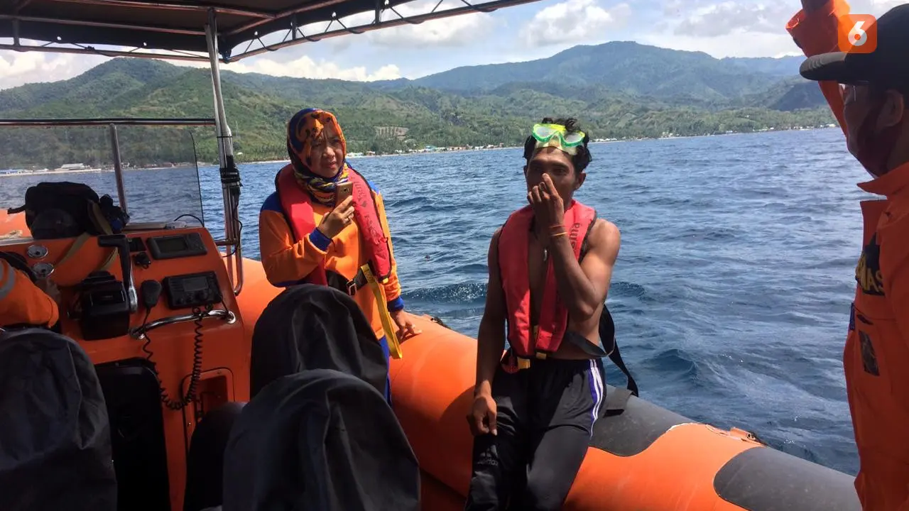 Basarnas Gorontalo saat mengevakuasi korban yang nyaris tenggelam di Teluk Tomini (Arfandi Ibrahim/Liputan6.com)
