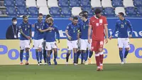 Para pemain Italia merayakan gol Jorginho dalam pertandingan sepak bola UEFA Nations League antara Italia dan Polandia di Mapei Stadium, di Reggio Emilia, Italia, Minggu, 15 November 2020. (Fabio Ferrari / LaPresse melalui AP)