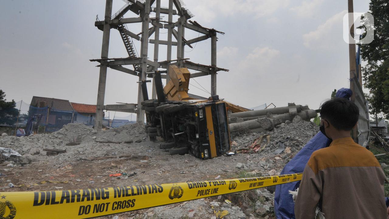 Truk Crane Timpa Rumah Warga di Depok