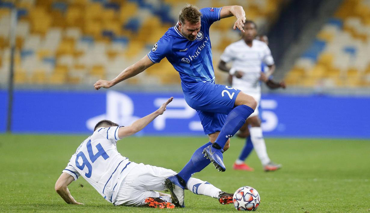 Bek Dynamo Kyiv, Tomasz Kedziora, berebut bola dengan penyerang Gent, Laurent Depoitre, pada laga kedua play-off Liga Champions di Stadion Olimpiade Kiev, Rabu (30/9/2020) dini hari WIB. Dynamo Kyiv menang 3-0 atas Gent.
