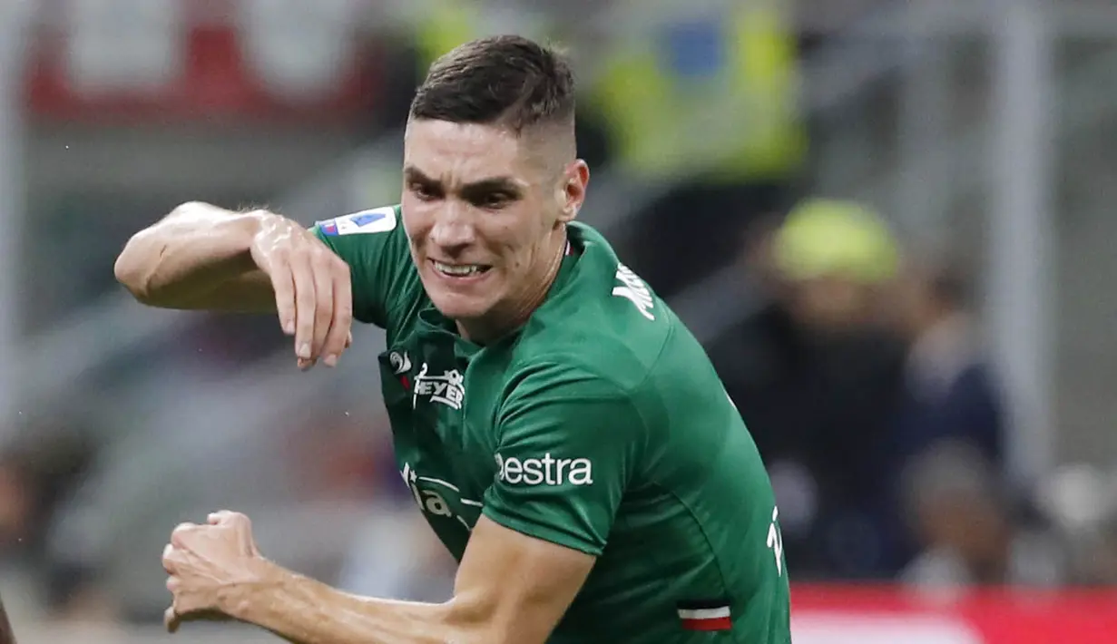 5. Nikola Milenkovic (Fiorentina) - Pemain asal Serbia ini merupakan benteng kokoh La Viola. Bersama Fiorentina Milenkovic sudah mencatatkan 103 penampilan di semua kompetisi dengan menyumbang 9 gol dan satu assist. (AP/Antonio Calanni)