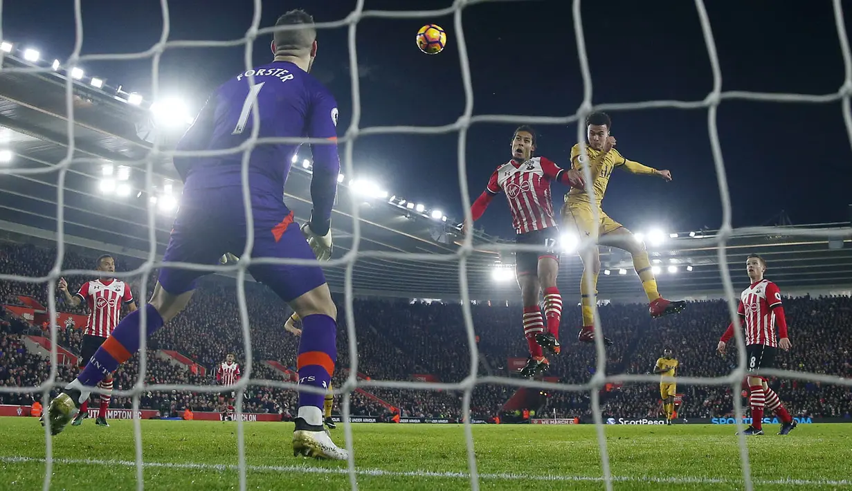 Proses terjadinya gol dari gelandang Tottenham, Dele Alli, ke gawang Southampton. Tak lama menunggu, Spurs langsung bangkit dengan menyamakan kedudukan pada menit ke-19 melalui sundulan Alli. (Reuters/Eddie Keogh)