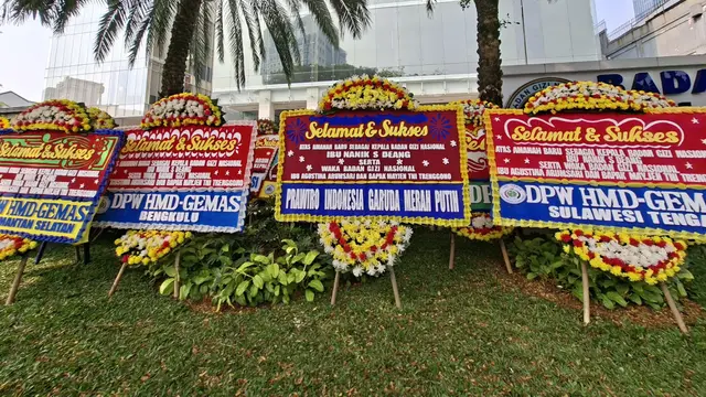 Sejumlah karangan bunga yang terpajang di kantor Badan Gizi Nasional (BGN), Kebon Sirih, Jakarta Pusat.
