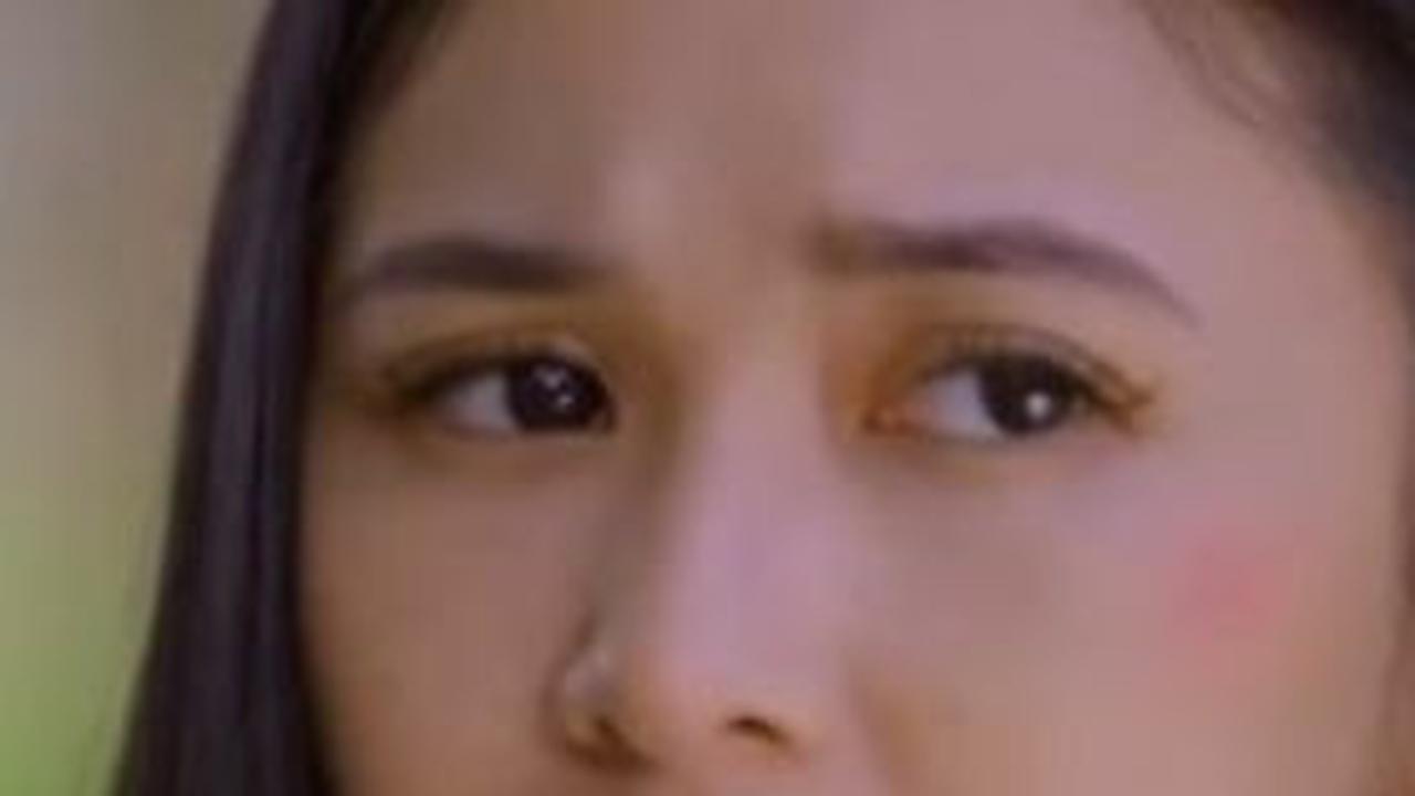 Adinda menghadirkan akting yang memikat. Benar-benar, dia masih cocok dengan peran yang lebih muda daripada usianya!<br>