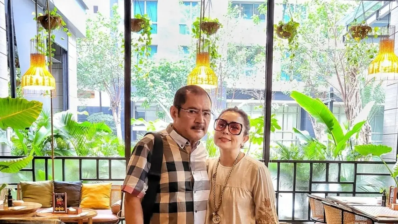 Mayangsari dan Bambang Trihatmodjo Pakai Kacamata
