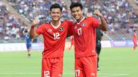 Selebrasi striker Timnas Indonesia U-22, Irfan Jauhari (kanan) bersama Pratama Arhan setelah mencetak gol kedua Timnas Indonesia U-22 ke gawang Filipina pada laga pertama Grup A SEA Games 2023 di Olympic Stadium, Phnom Penh, Kamboja, Sabtu (29/4/2023). (Bola.com/Abdul Aziz)