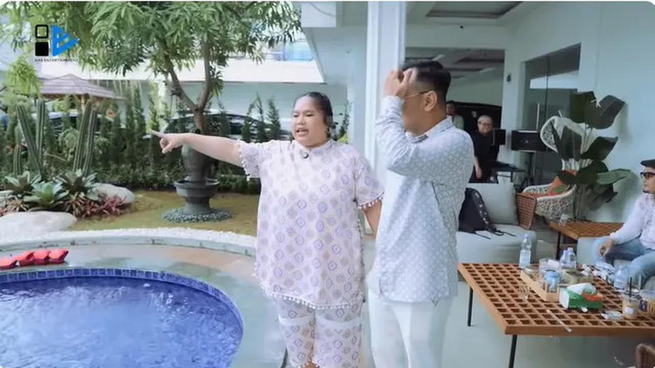 6 Potret Halaman Rumah Irish Bella, Kolam Renang Jadi Spot Favorit Anak-anak