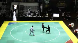 Pendekar Pagar Nusa saat bertarung dalam Kejurnas dan Festival III Pencak Silat di Padepokan Pencak Silat, TMII, Jakarta, Sabtu (4/1). Kejuaraan ini diikuti ratusan pendekar silat Pagar Nusa dari seluruh Indonesia. (Bola.com/Yoppy Renato)