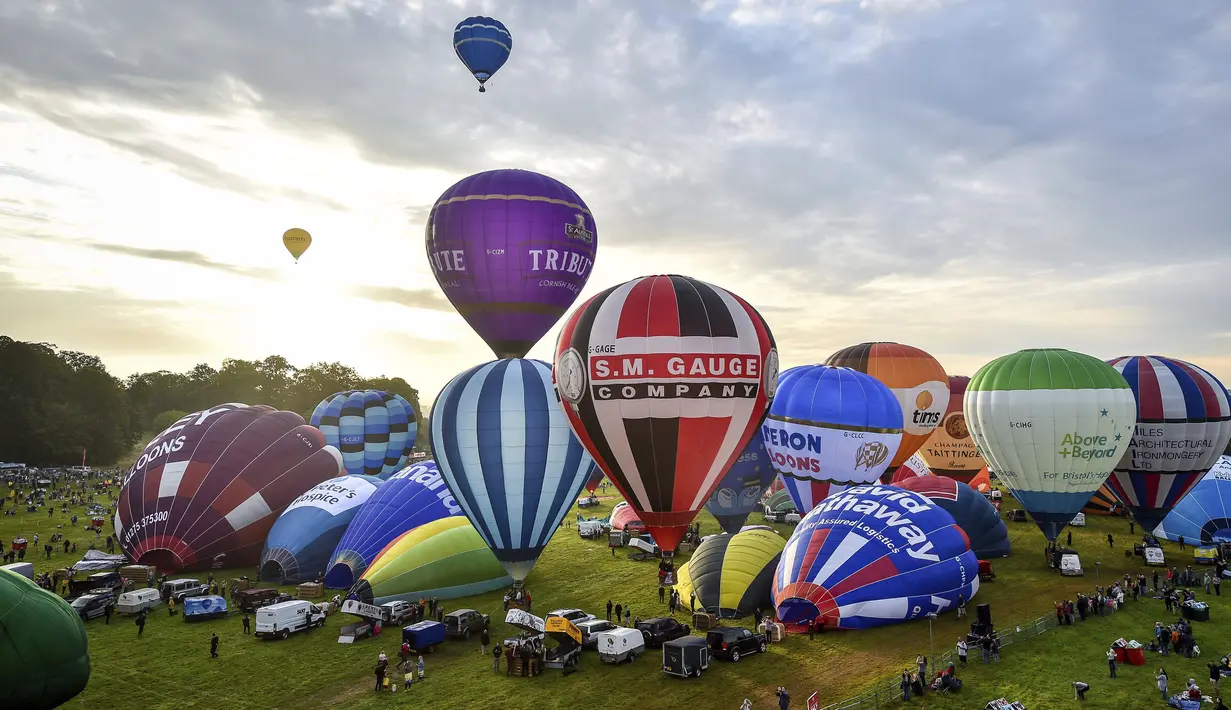 Sejumlah balon bersiap lepas landas massal dalam festival tahunan balon udara panas Bristol di Bristol, Inggris (8/8/2019). Festival balon udara ini diadakan selama empat hari dari 8-11 Agustus 2019. (Ben Birchall/PA via AP)