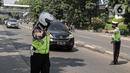 Polisi lalu lintas memberhentikan pengendara mobil saat Operasi Zebra Jaya 2022 di Jakarta, Selasa (4/10/2022). Operasi Zebra Jaya dilaksanakan pada tanggal 3 hingga 17 Oktober untuk menekan jumlah pelanggaran lalu lintas. (Liputan6.com/Faizal Fanani)