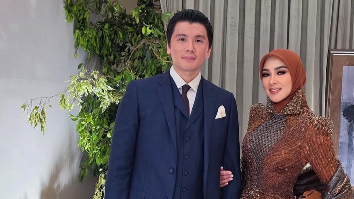 Potret Syahrini Kondangan Kenakan Kebaya Peplum Dihiasi Tembaga Sambil Bawa Tas Hermes
