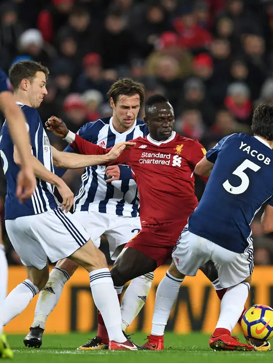 Pemain Liverpool, Sadio Mane (2kanan) berusaha melewati kepungan para pemain West Bromwich pada lanjutan Premier League di Anfield, Liverpool, (13/12/2017). Liverpool bermain imbang 0-0. (AFP/Paul Ellis)