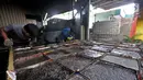 Pekerja saat memindahkan ratusan kaleng cincau hitam ke truk untuk dibawa ke agen di pabrik SR Purna Jaya, Jakarta, Kamis (9/5/2019). Permintaan cincau hitam saat bulan Ramadan melonjak hingga 3 kali lipat dari bulan biasanya. (merdeka.com/Iqbal S. Nugroho)