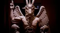 Foto tahun 2014 yang disediakan oleh The Satanic Temple ini menunjukkan Baphomet perunggu, yang menggambarkan Setan sebagai sosok berkepala kambing yang dikelilingi oleh dua anak. (AP)