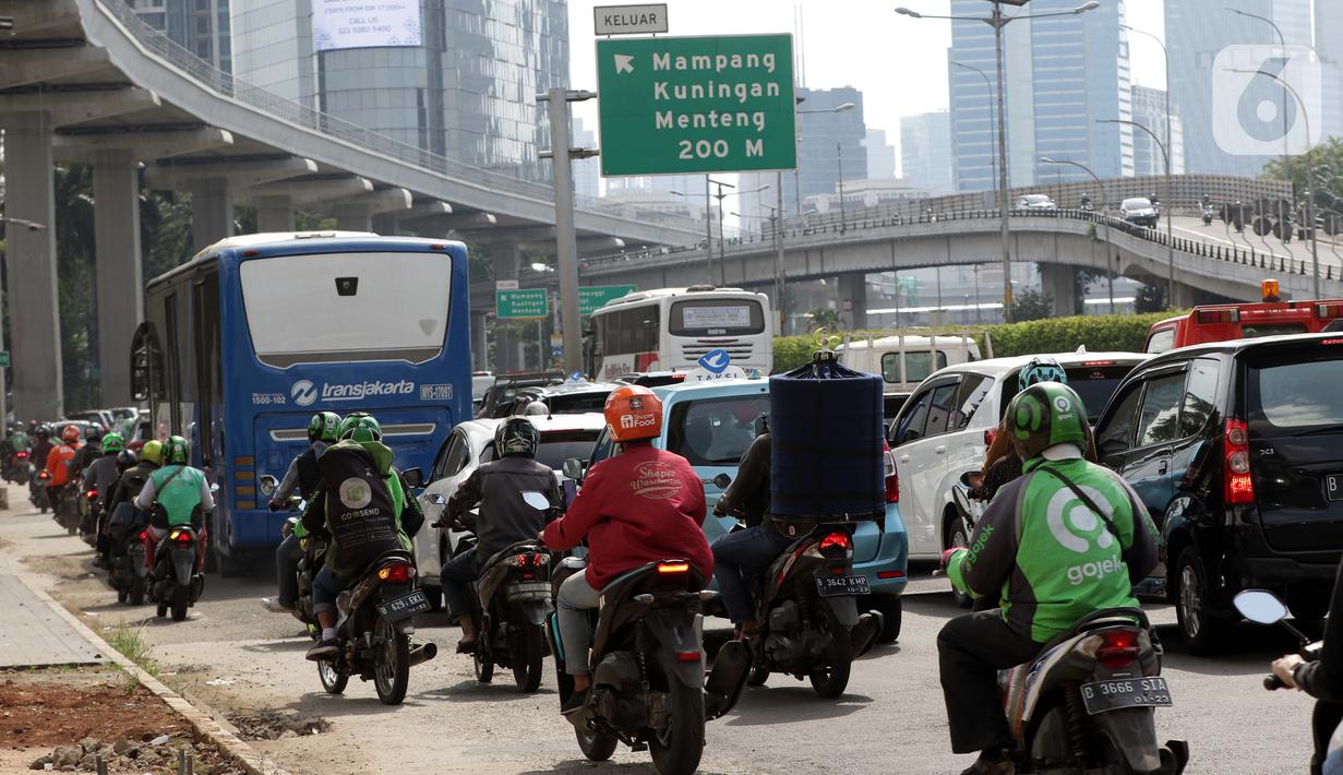 Kepadatan arus lalu lintas jalan Jenderal Gatot Subroto, Jakarta, Jumat (6/8/2021). Dirlantas Polda Metro Jaya mencatat, pada pelaksanaan PPKM level 4 minggu kedua terdapat kenaikan mobilitas warga Jakarta sebesar 26 persen dibanding saat PPKM Darurat dan PPKM Mikro. (Liputan6.com/Helmi Fithriansyah