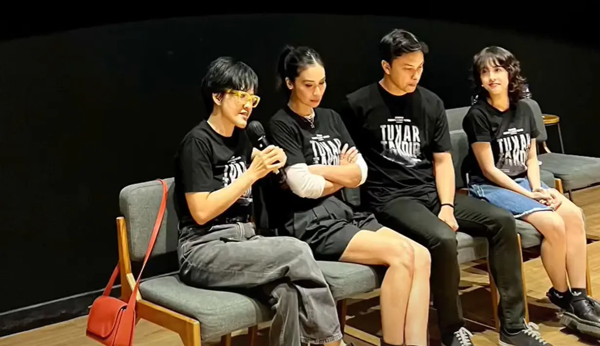 Ia padukan t-shirt film Tukar Takdir dengan rok mini jeans dan sepatu Dr. Martens berwarna hitam [@zaraadhsty]