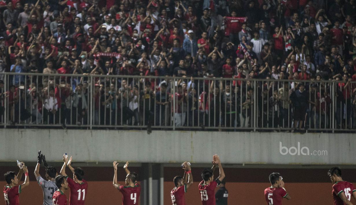 Para pemain menyapa suporter usai laga melawan Puerto Rico di Stadion Maguwoharjo, Sleman, Selasa (13/6/2017). (Bola.com/Vitalis Yogi Trisna)
