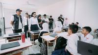 Wakil Menteri Perlindungan Pekerja Migran Indonesia (P2MI) Christina Aryani bersama Wakil Menteri Sosial Agus Jabo Priyono mengunjungi Sekolah Rakyat Menengah Pertama (SRMP) 6 Jakarta di Sentra Handayani, Jakarta Timur, Senin (11/8/2025). (Foto: Kemensos).