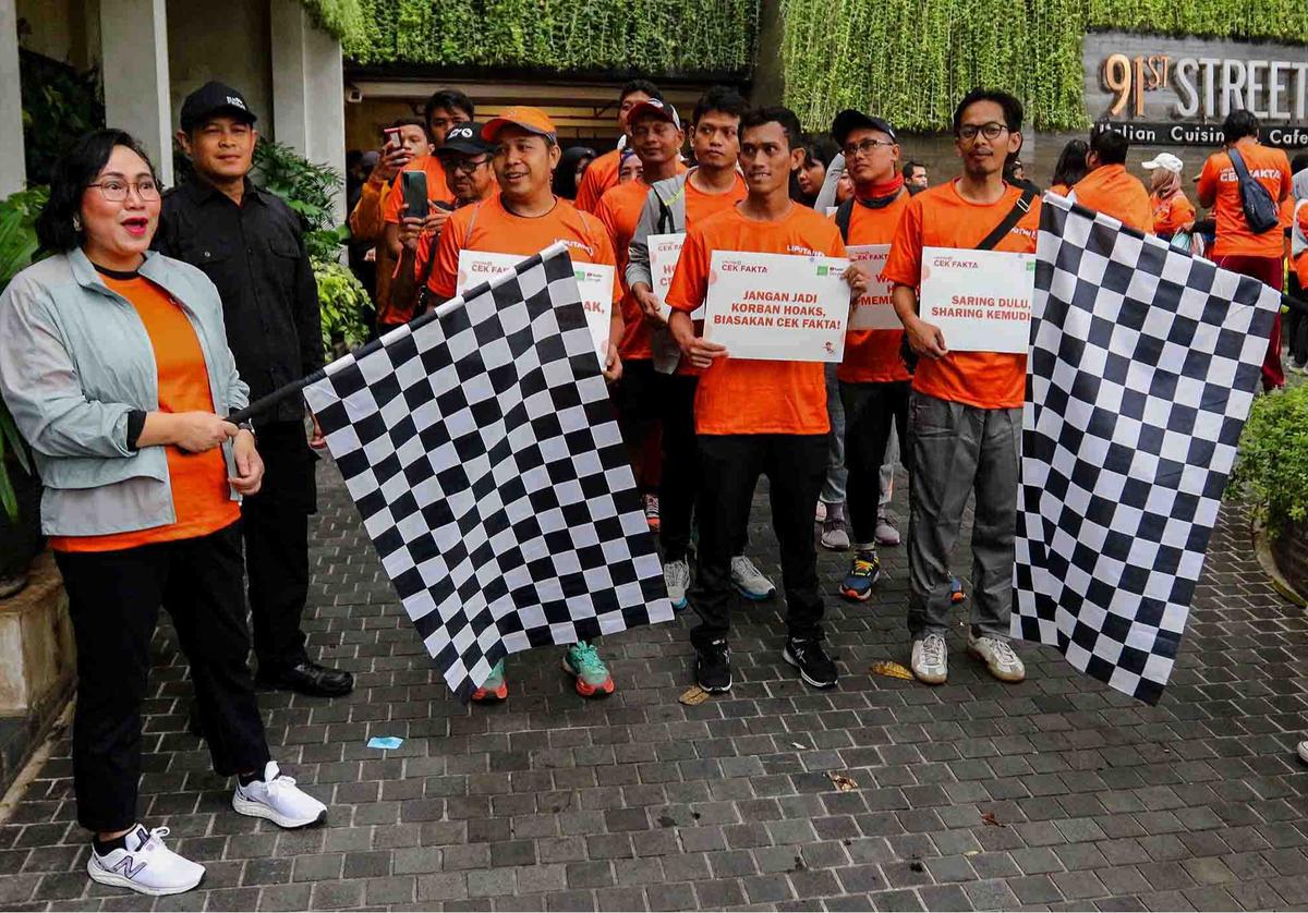FOTO: Jalan Sehat Berantas Hoaks