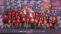 Kru tim Astra Honda Racing Team merayakan sukses Rheza Danica Ahrens menjadi juara nasional kelas Sport 150 pada seri terakhir Mandalika Racing Series 2023. (Dokumentasi Mandalika Racing Series)