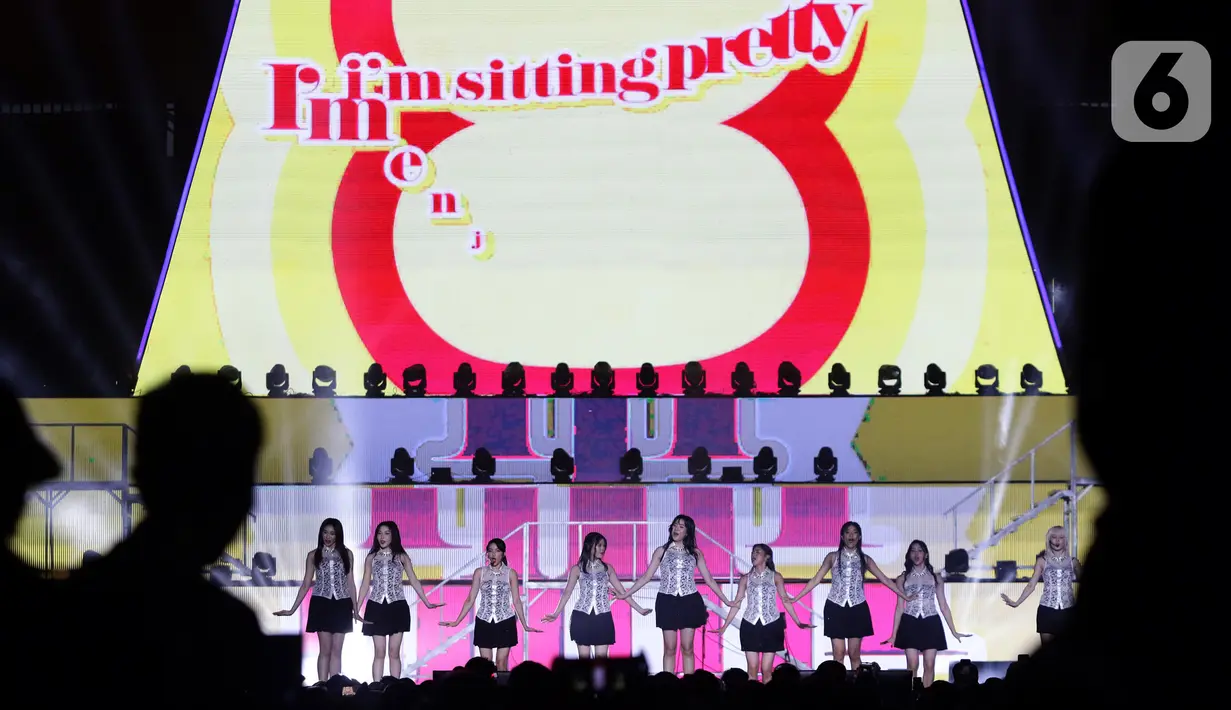 Kelompok penyanyi JKT48 saat tampil di panggung JISPHORIA yang digelar di Jakarta International Stadium (JIS), Sabtu (1/10/2022). JKT48 tampil enerjik membawakan sejumlah lagu untuk memuaskan dahaga penggemarnya. (Liputan6.com/Helmi Fithriansyah)